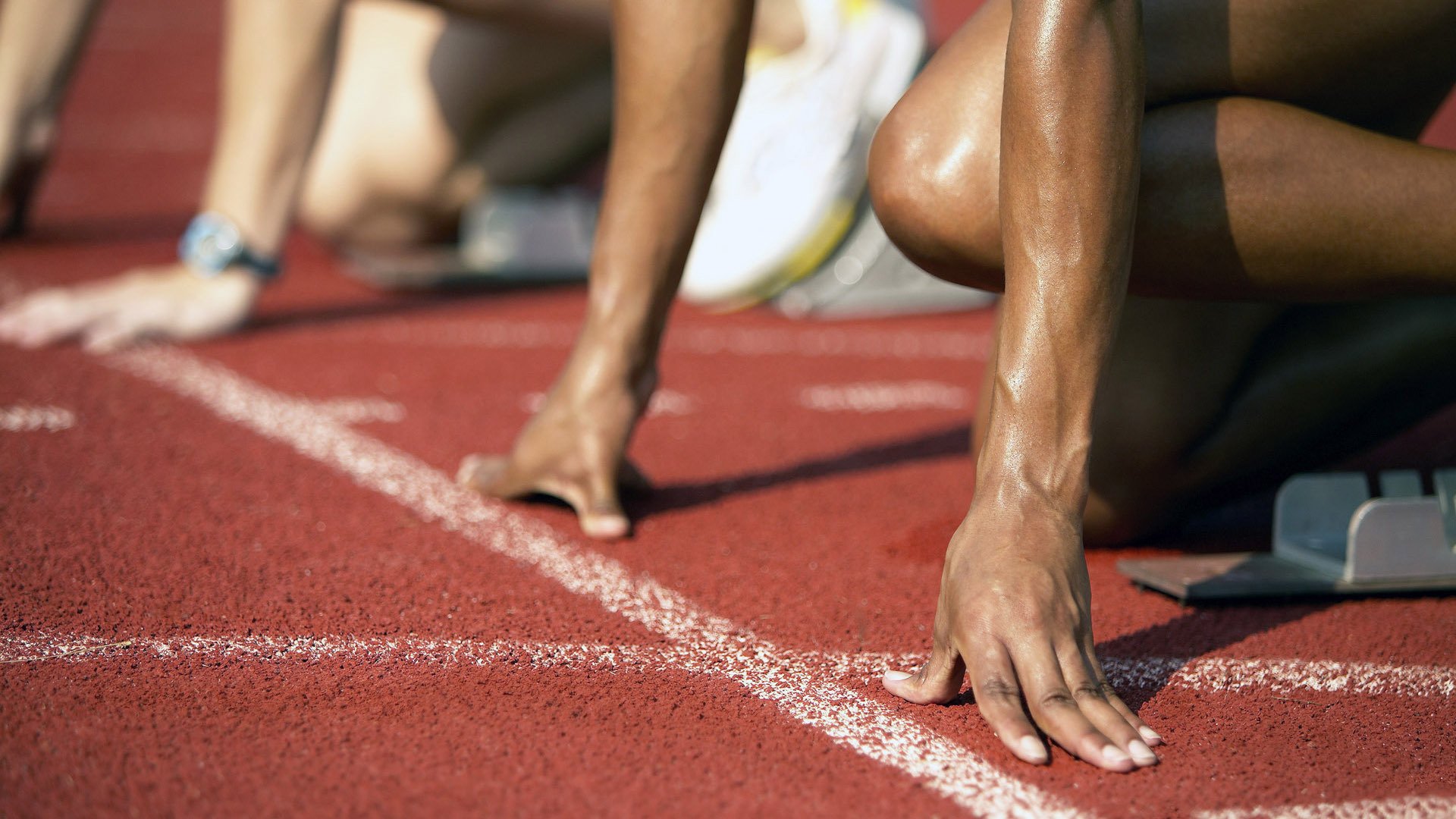 攻守平衡或进攻爆发哪种策略更适合赛季冲刺，攻守平衡的中场